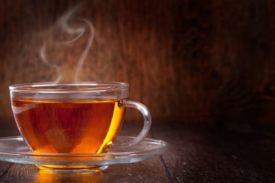 ۳۱ خاصیت منحصر‌به‌فرد چای سیاه برای سلامتی بدن، پوست و مو